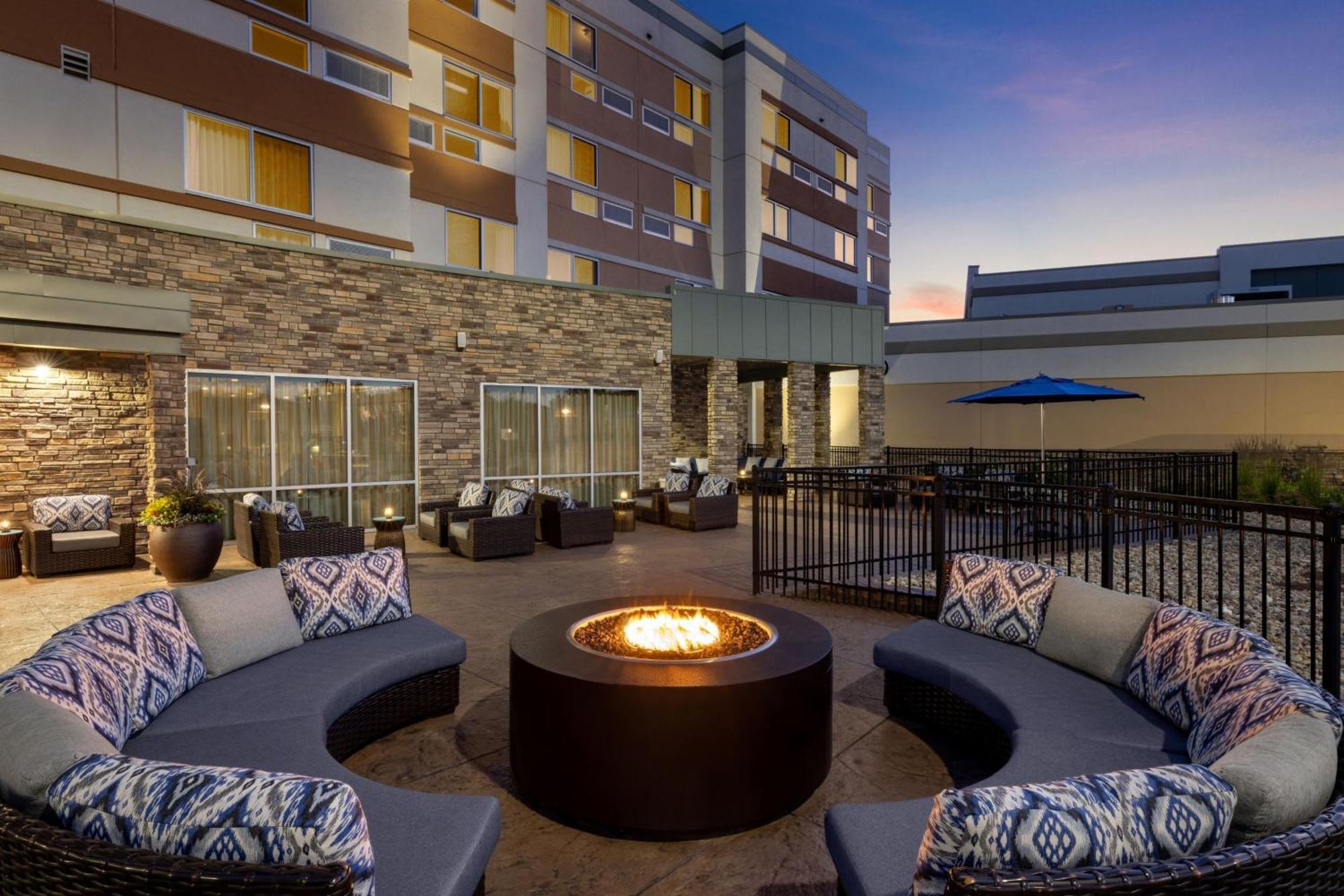 Courtyard By Marriott Omaha Bellevue At Beardmore Event Center Exterior photo